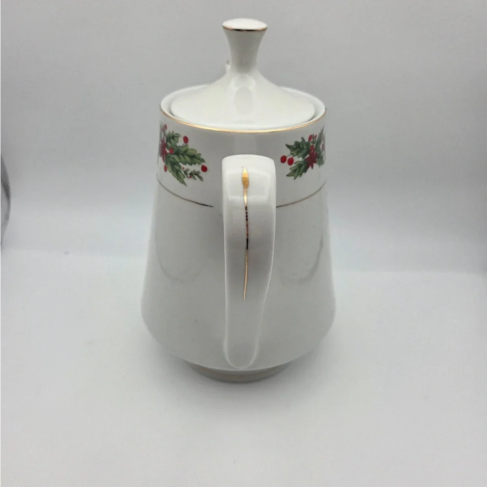 Vintage coffee/ tea / hot chocolate pot Lynns Holly fine porcelain china